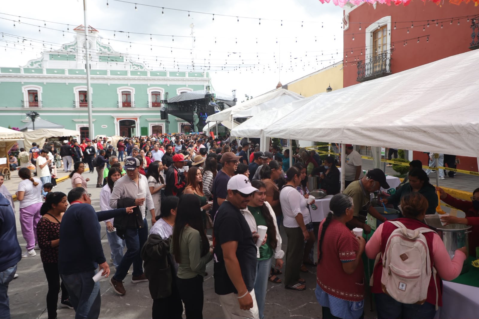Tradicional Chileatolada reúne a familias, turistas y sabores tradicionales en la Feria Internacional del Arte Efímero y de la Dalia Huamantla 2026